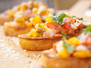 Pan Francés con salsa de frutas y albahaca Pan Francés con salsa de frutas y albahaca