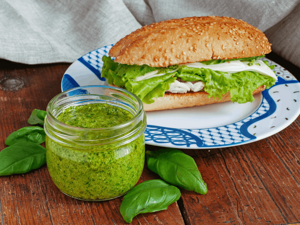 Sándwich de pollo con pesto al culantro Sándwich de pollo con pesto al culantro