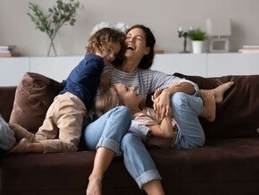 Madre jugando con sus hijos en casa