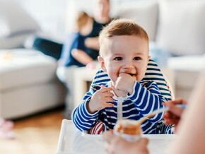 Guía para darle alimentos sólidos a tu bebé Bebé en su silla comiendo alimentos sólidos
