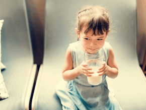 niña tomando leche