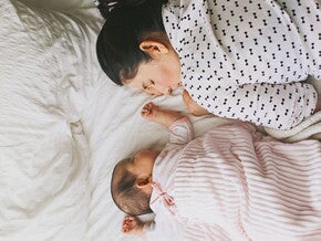 Madre y bebe haciendo colecho