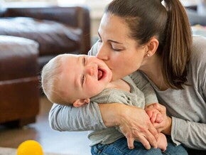Como ven los bebes Madre dando beso en la mejilla al bebe