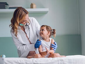 Doctora revisando al bebé con escarlatina