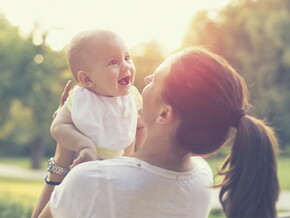 Mamá y bebé tomando un baño de sol