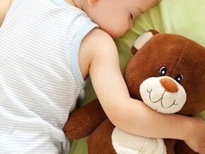 bebé durmiendo abrazado a su peluche