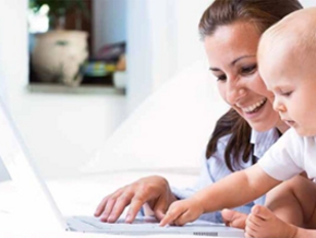 Equilibrio maternidad y trabajo madre trabajando con su hijo en brazos
