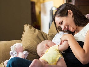 Mamá amamantando a su bebé Mamá amamantando a su bebé