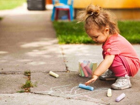 Tu bebé aprende algo diferente todos los días. ¡Estimula su desarrollo! Niña pequeña dibujando en el piso.