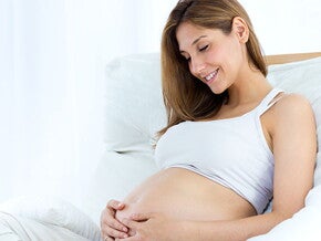 Mujer embarazada tocándose la panza