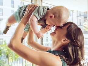 Mamá cargando a su bebé