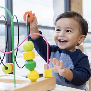 Niño feliz jugando jugando con juguete interactivo