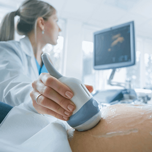 Garantizando un Embarazo Saludable Una mujer embarazada se realiza un ultrasonido para control prenatal