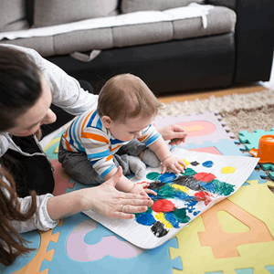 Mama jugando con su hijo