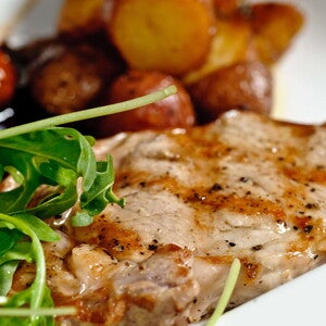 Chuleta de cerdo a la miel con ensalada Chuleta de cerdo a la miel con ensalada