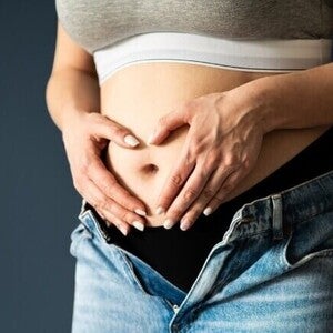 Médico revisando a una mujer embarazada durante una consulta prenatal