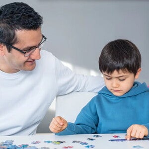 Papá armando rompecabezas con su hijo, ideas de actividades para niños de 5 años