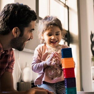 Tío jugando con su sobrina pequeña