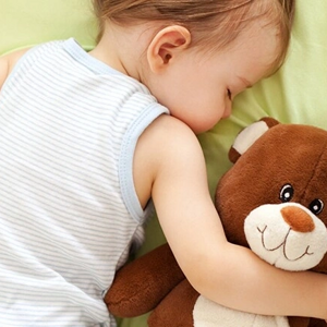 Bebé abrazando peluche