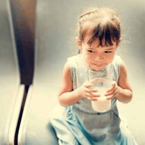 niña tomando leche