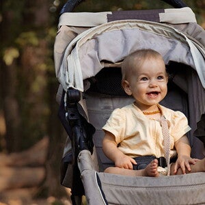 Conoce los consejos para comprar el coche para bebés. Bebé sentado en un coche.