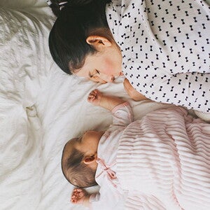 Madre y bebe haciendo colecho Madre y bebe haciendo colecho