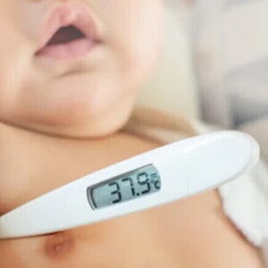 bebé con fiebre