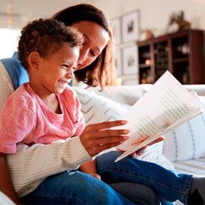 Mamá leyendo cuentos cortos con su hijo
