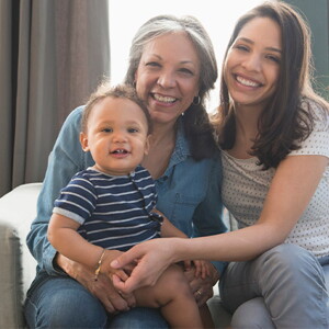 Bebé de 11 meses con su abuela y su mamá