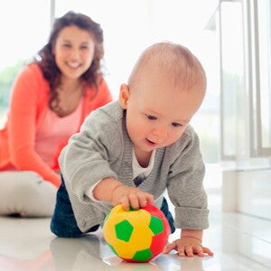 Bebé de 12 meses gateando con su juguete