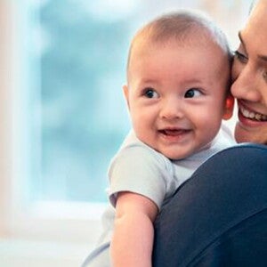 Conoce sobre el desarrollo de un bebé de 6 meses Mamá con su bebé de 6 meses en brazos