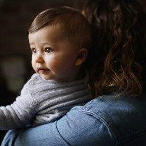 Bebé de 8 meses cargado por su mamá