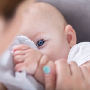Conoce el desarrollo de un bebé de cuatro meses. Mamá consintiendo a su bebé de cuatro meses.
