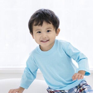 niño sonriendo y expresando sus emociones