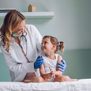 Doctora revisando al bebé con escarlatina
