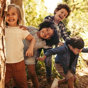 Niños sonriendo en un parque.
