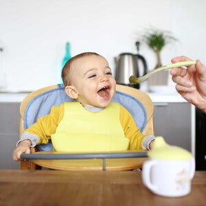 Existen alimentos que pueden contribuir al desarrollo saludable de tu bebé. Bebé comiendo colado de verduras.