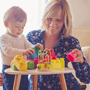 Mamá y bebe jugando con bloques