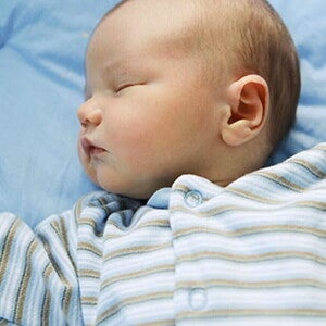 Bebé durmiendo en su cuna.