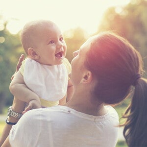 Mamá y bebé tomando un baño de sol