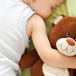 bebé durmiendo abrazado a su peluche