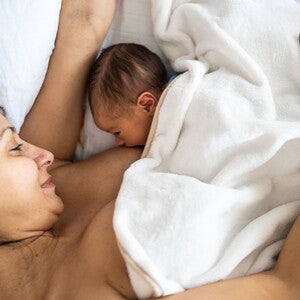Madre lactando a su bebé