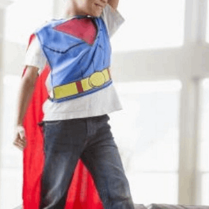 niño con traje de super heroe