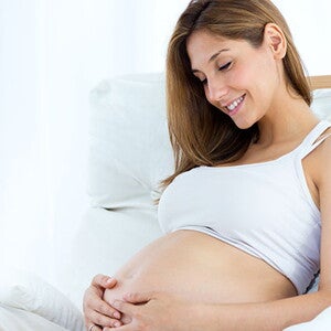 Mujer embarazada tocándose la panza