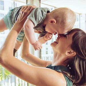 Mamá cargando a su bebé