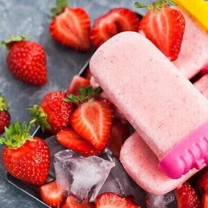Paleta de helado sabor frutilla con la fruta alrededor de decoración