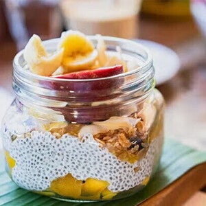 Un frasco que contiene pudín de chía y frutas Un frasco que contiene pudín de chía y frutas