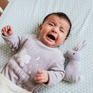 Bebé llorando porque tiene varicela.