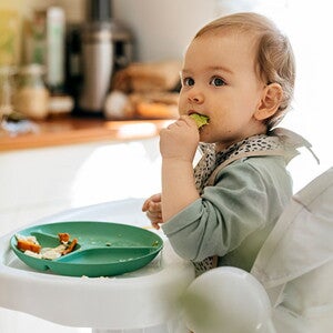 bebé comiendo