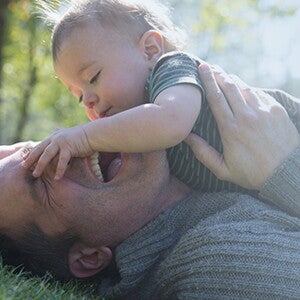 5 movimientos para hacer boca abajo Bebé encima de su padre riendose